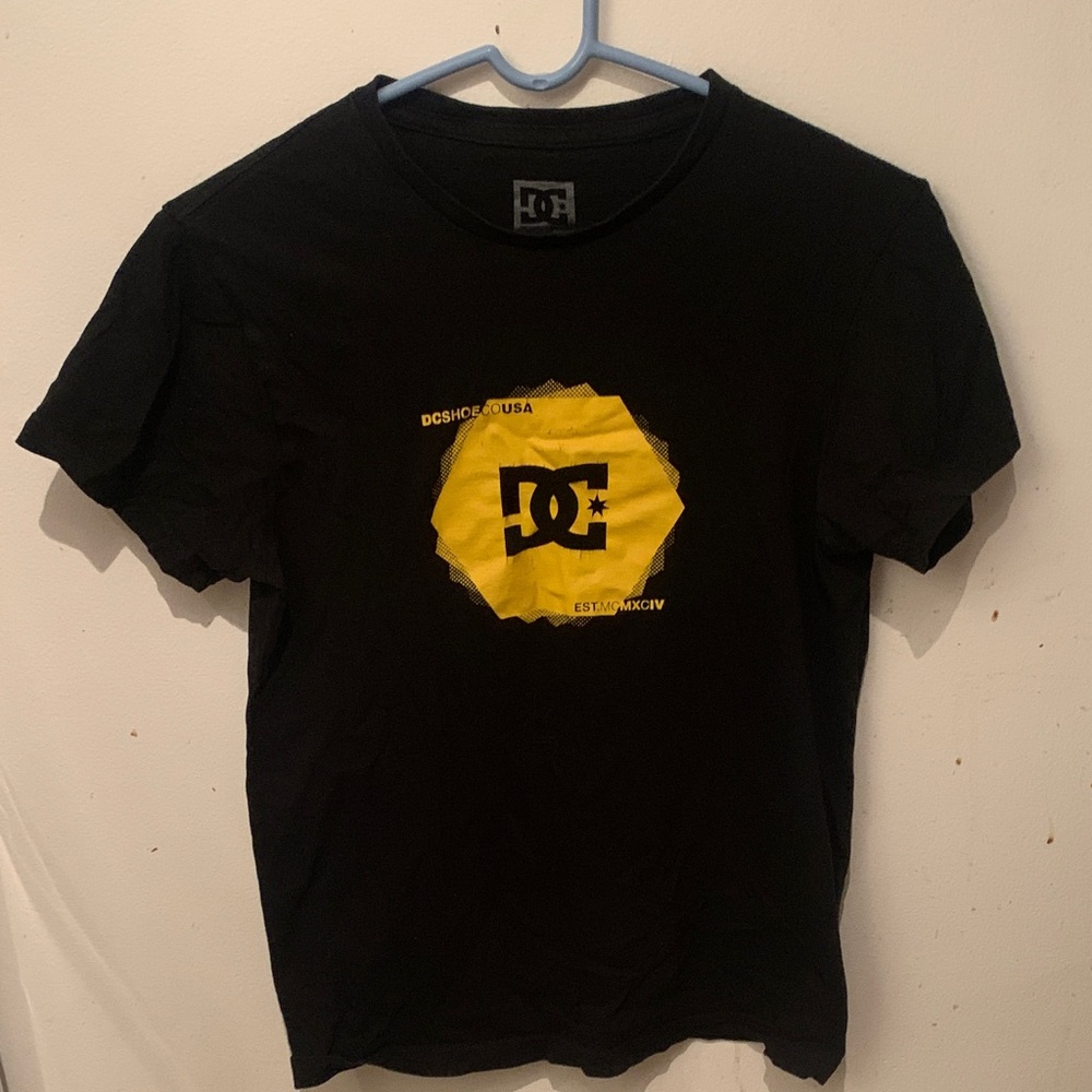 Sleek DC Shoes Black Tee with Vibrant Yellow Emblem 100% Cotton SZ Small